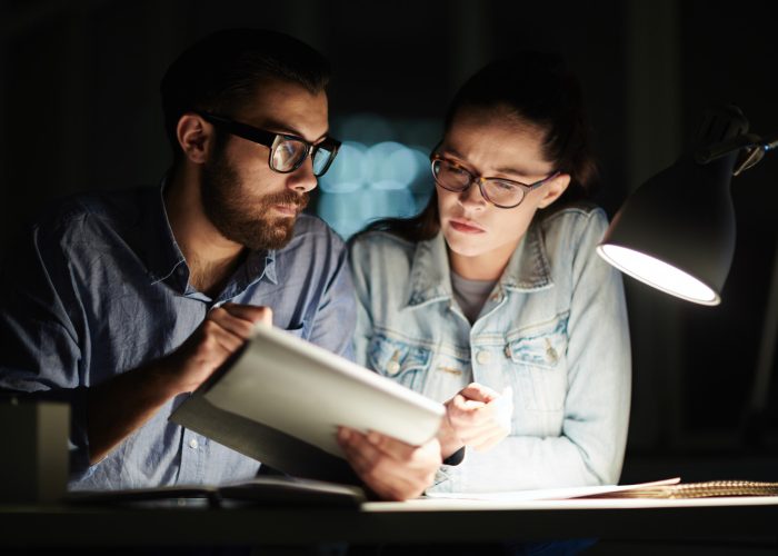 Paragraf Deduktif vs Induktif: Perbedaan dan Contoh